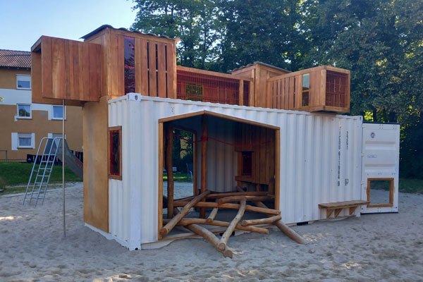 Container, der zum Spielen umgebaut wurde