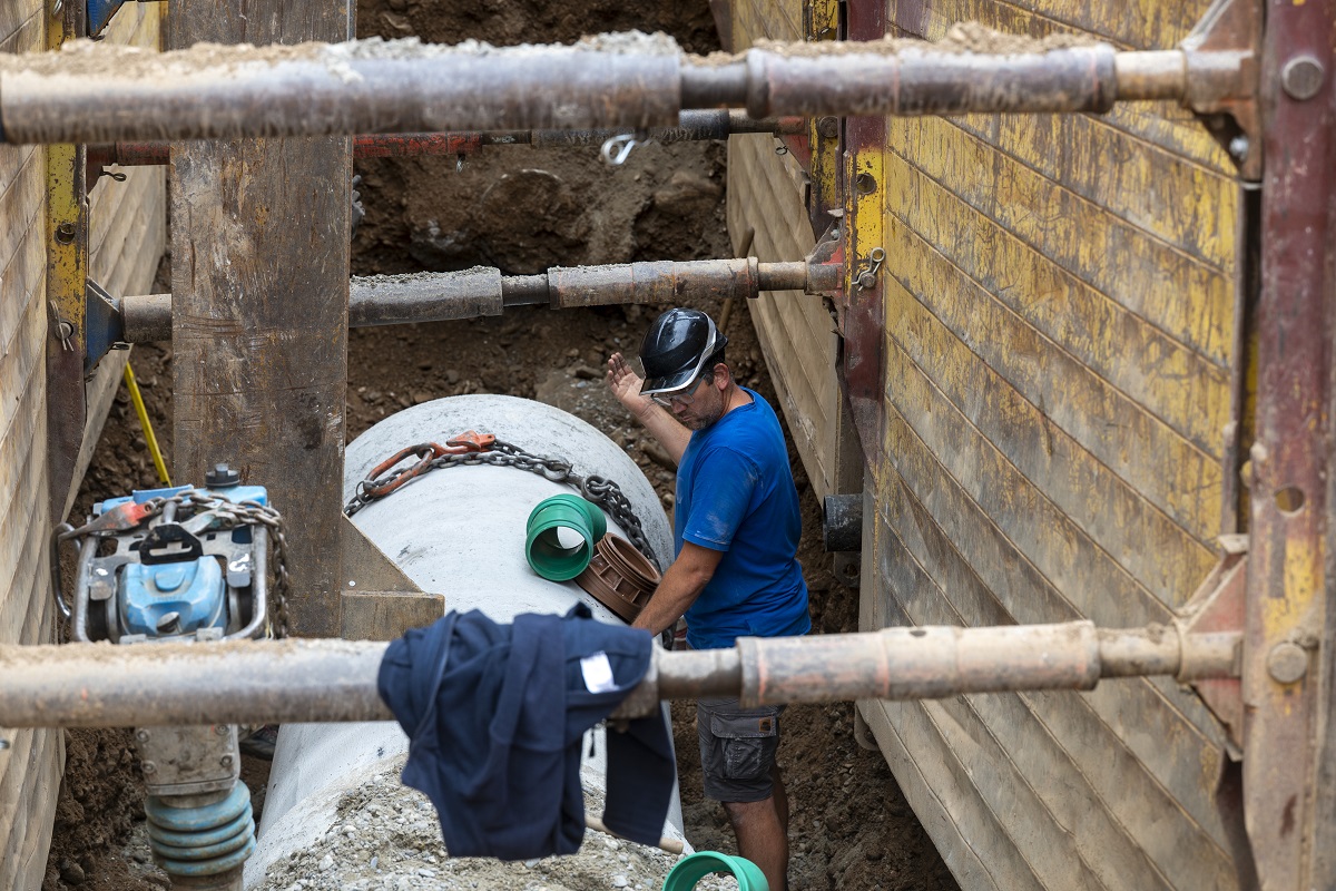 Bauarbeiter in einer Kanal-Baugrube