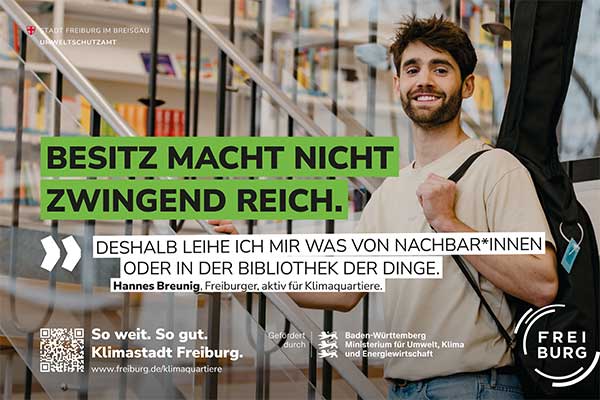 Mann mit Gitarre und Claim: Besitz macht nicht zwingend reich. Deshalb leihe ich mir was von Nachbar*innen oder in der Bibliothek der Dinge.