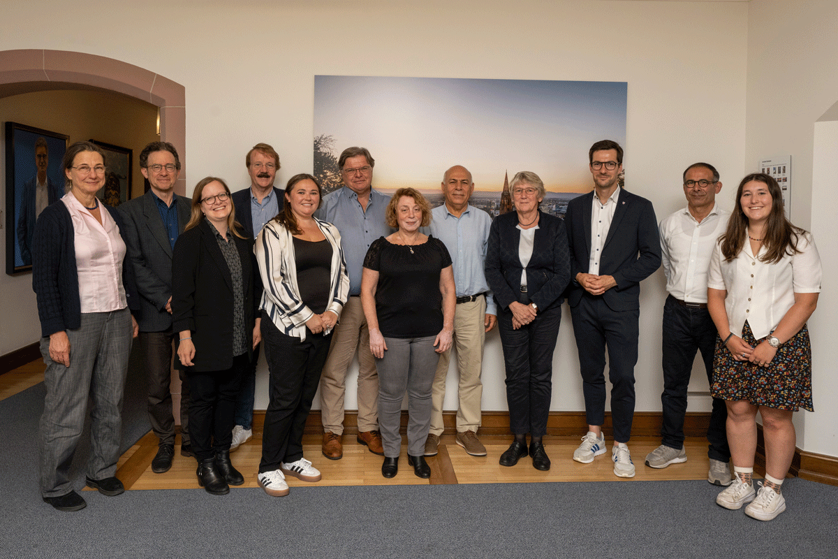 Viele Menschen stehen für ein Gruppenbild neben- und voreinander