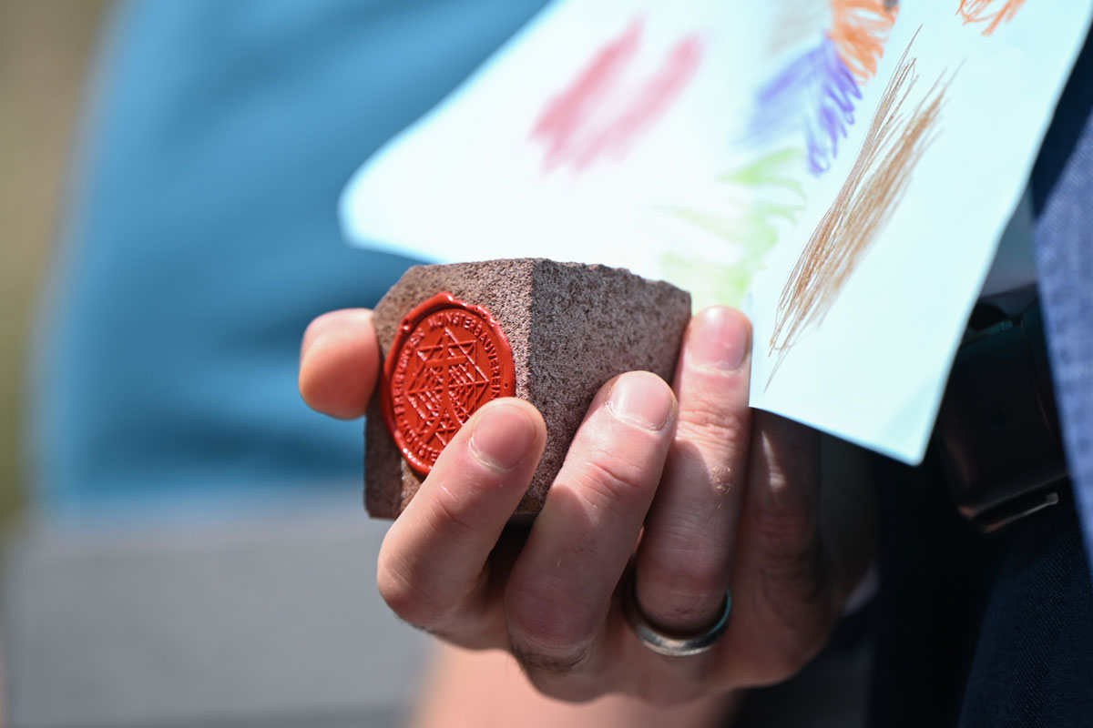 Ein Stein des Freiburger Münsters als Zeichen der Stärke, Solidarität und Resilienz.