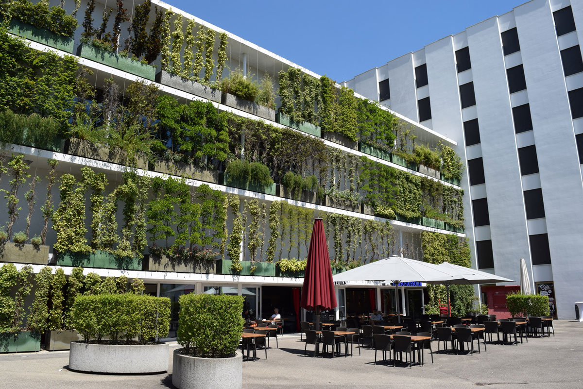 Einkaufszentrum Stücki in Basel: Fassadenbegrünung in Regalbauweise