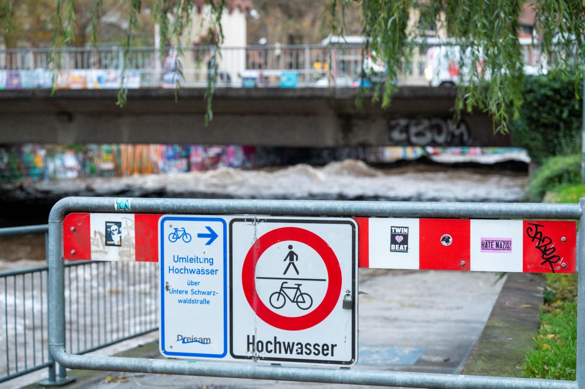 Absperrung mit der Aufschrift "Hochwasser"