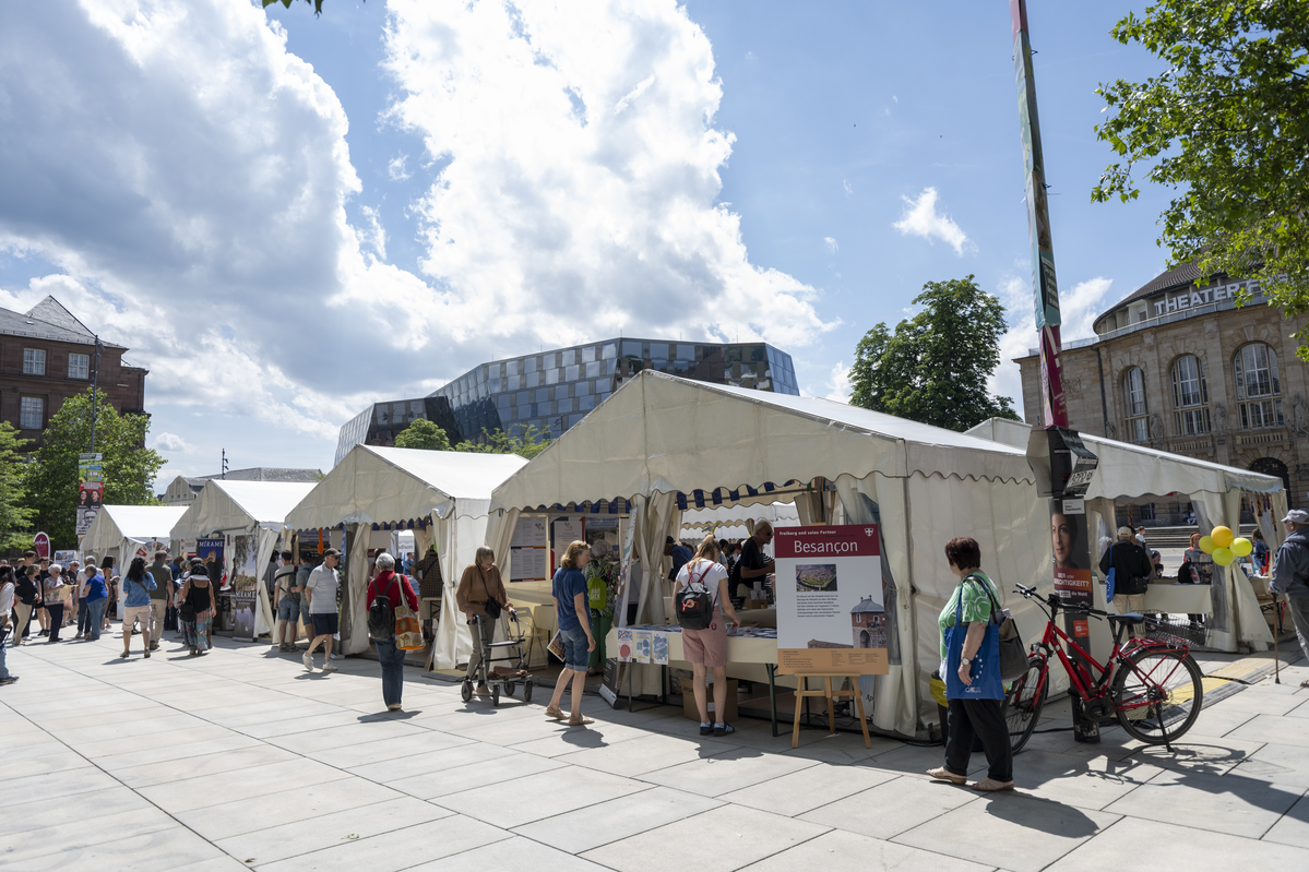 Freiburgs Partnerstädte präsentieren Kultur, Kunsthandwerk und Kulinarik auf dem Platz der alten Synagoge. Foto: Stadt Freiburg.