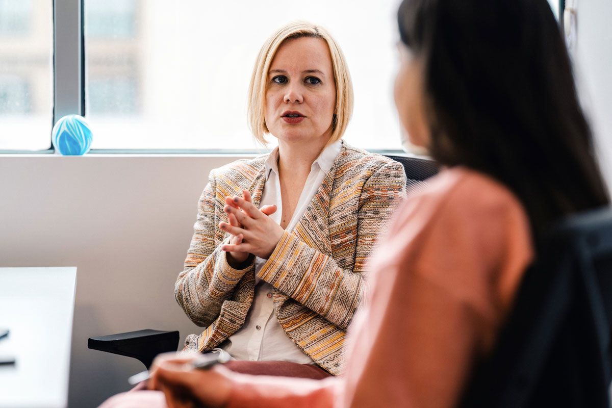 Zwei Frauen unterhalten sich