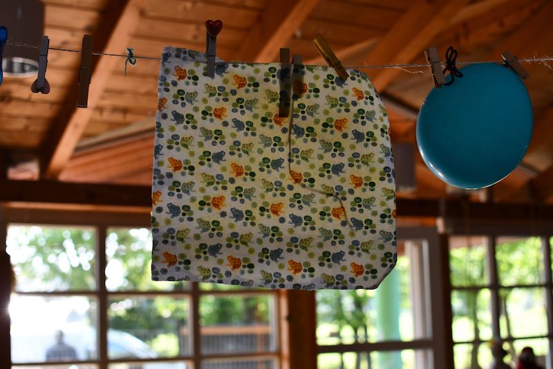 Ein Wachstuch hängt zum Trocknen an einer Schnur.