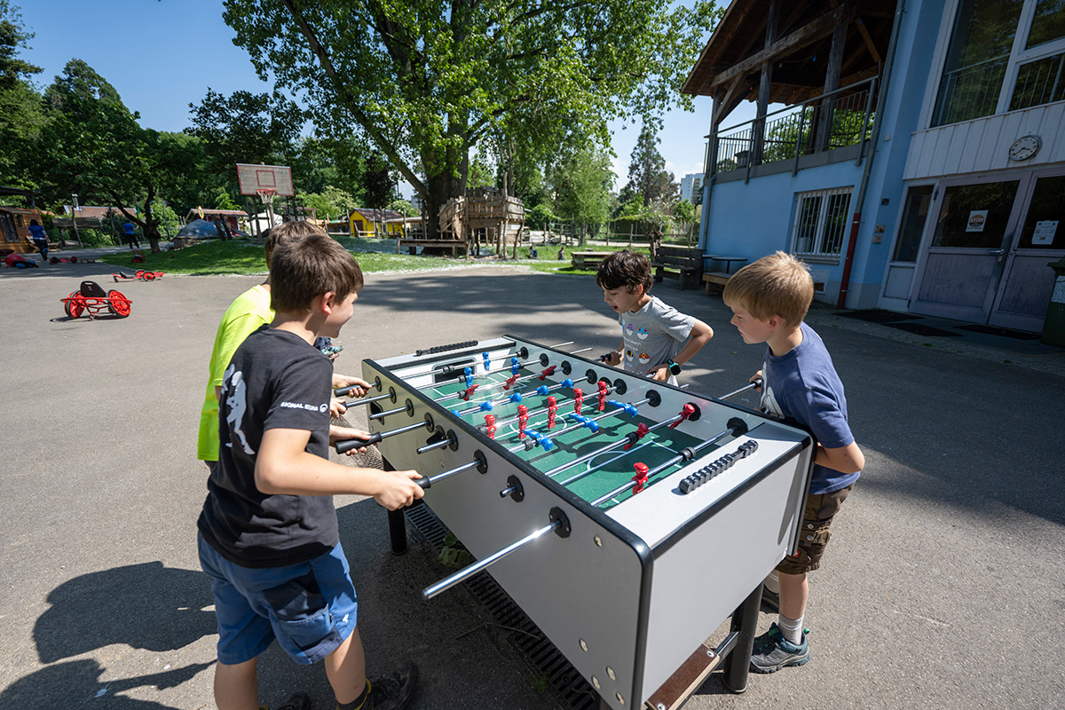 Vier Kinder am Tischkicker