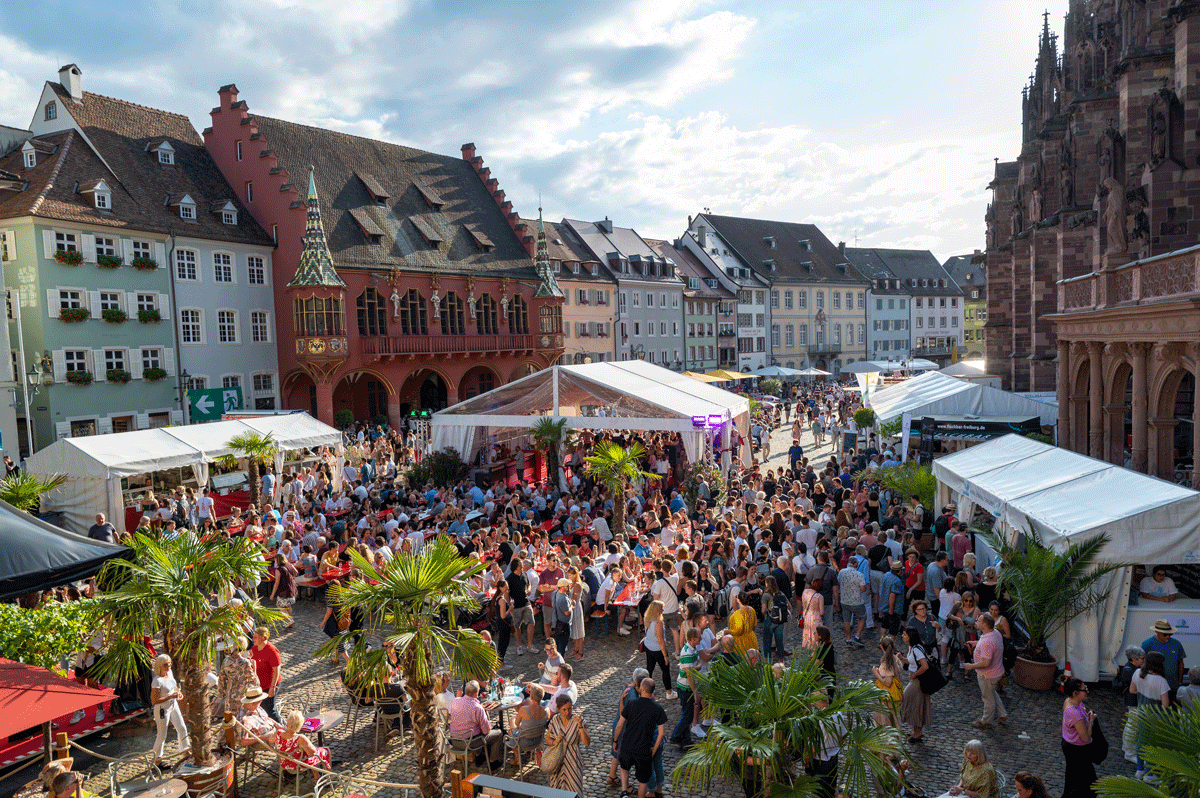 Menschengruppe auf dem Marktplatz der Freibuger Altstadt zu feierlichem Anlass