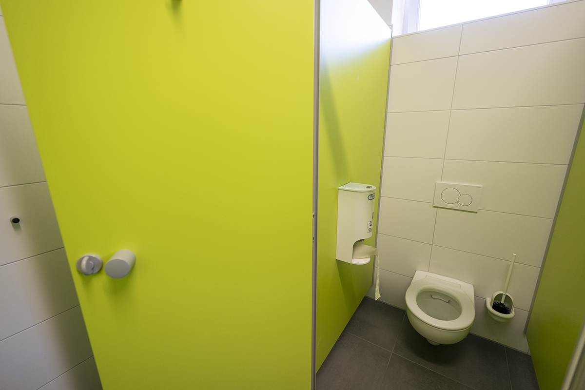 Toilette mit grüner Tür