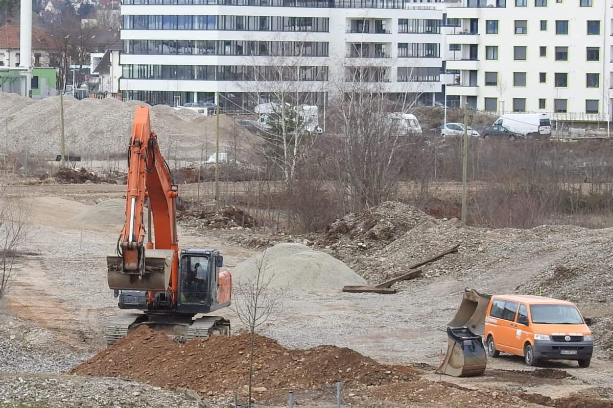 Bagger mit Erdhaufen 