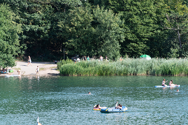 Baggersee mit Badenden