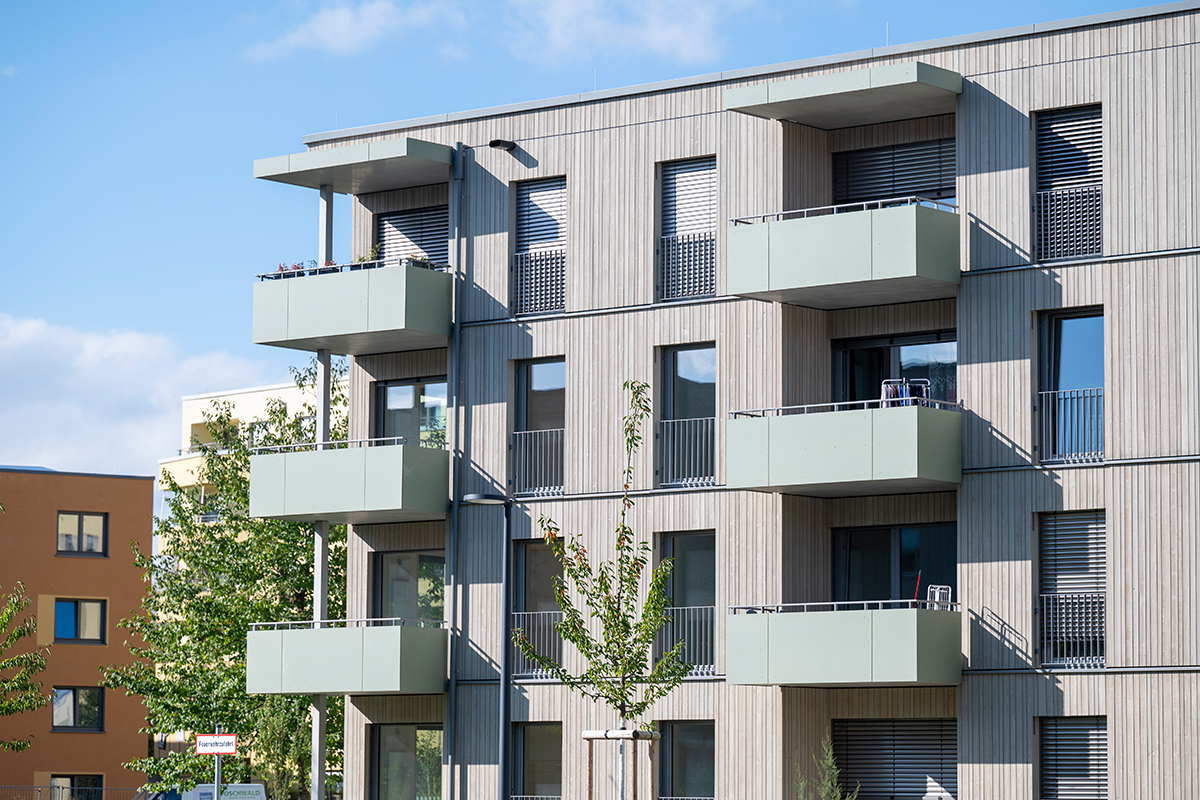 Die oberen Stockwerke und Balkone eines Mehrfamilienhauses.