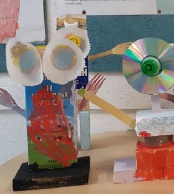 Kunstwerke aus Verpackungsmaterialien und Müll.