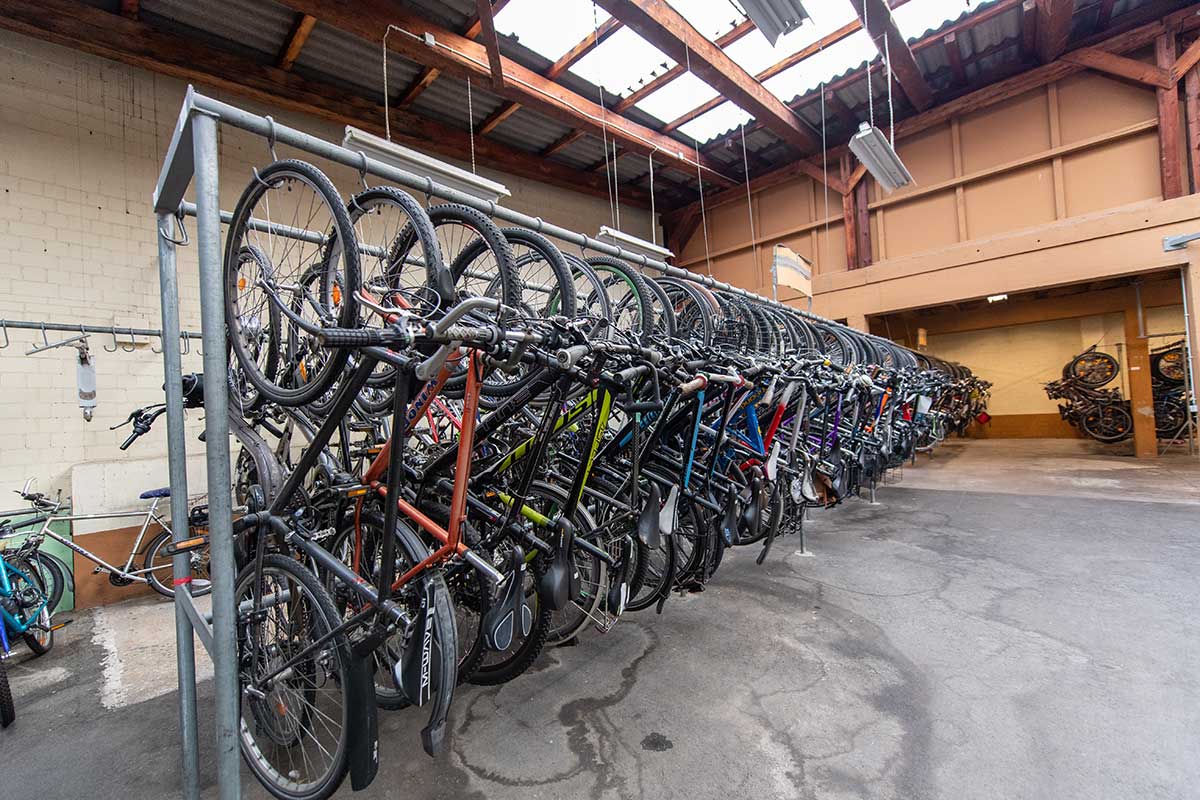 Halle mit hängenden Fahrrädern