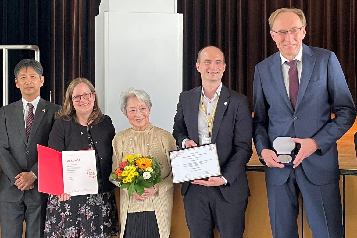 v.l.n.r.: Generalkonsul Kenichi BESSHO, Anke Wiedemann (Teamleitung Internationales), Shigeko Maeda, Arthur Hinsch (Deutsch-Japanische Gesellschaft Freiburg-Matsuyama e. V.), Erster Bürgermeister Prof. Dr. Martin Haag 