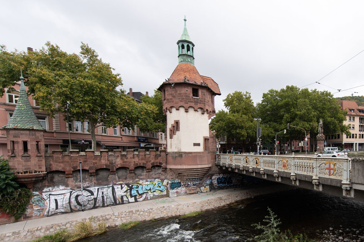Zwei Türmchen an einer Straße