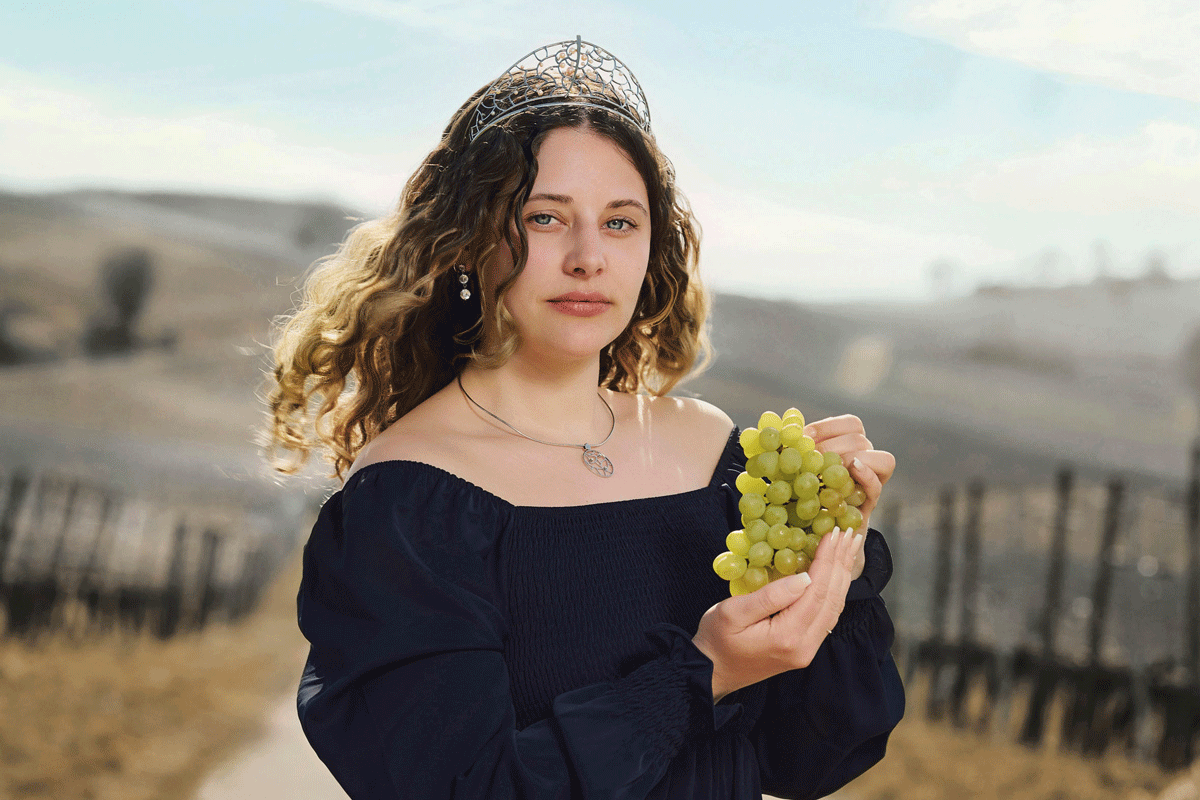 Frau hält Trauben in der Hand