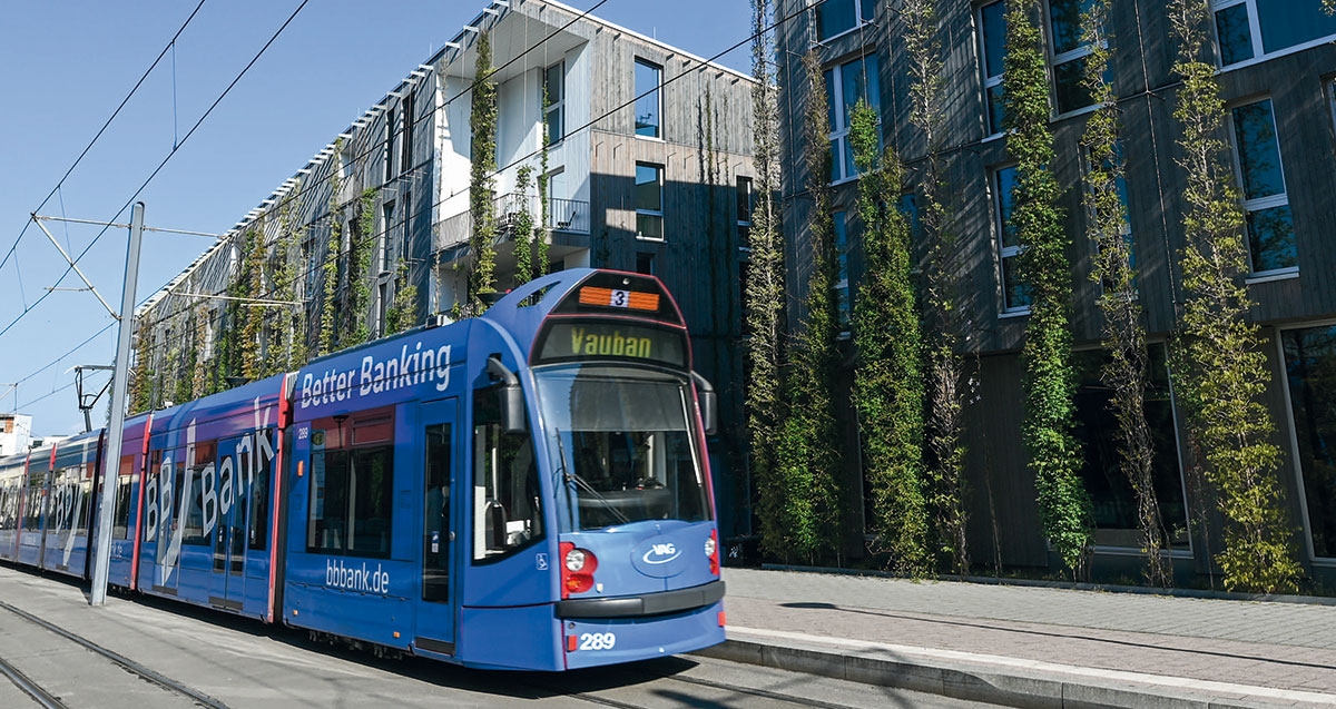 Verkehrsreduzierte Quartiere: Die Quartiersgarage im Stadtteil, die direkt an eine Straßenbahnhaltestelle angrenzt, trägt maßgeblich zur Aufenthaltsqualität im autoreduzierten Stadtteil bei.
