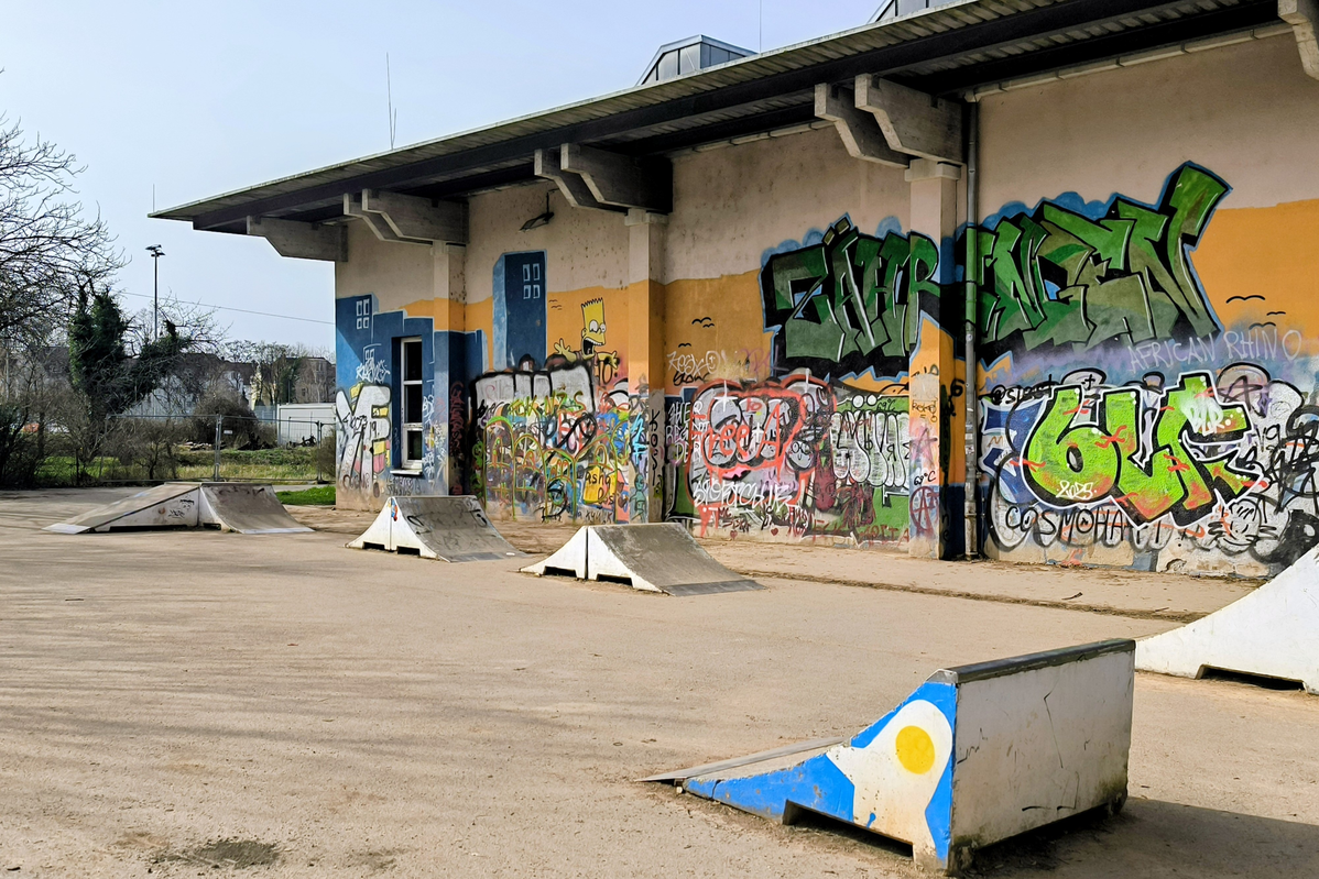 Halfpipe und Gebäude mit Graffiti 