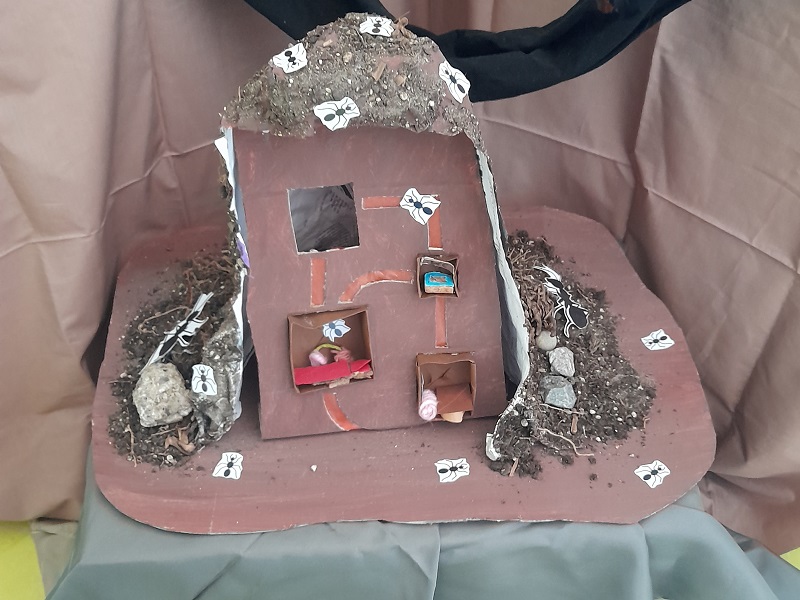 Aus Kartons und Naturmaterialien ist ein Ameisenbau dargestellt.