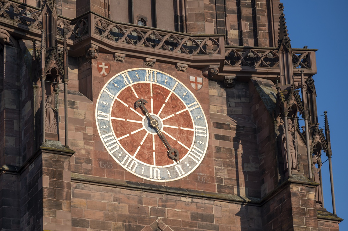 Die rote Uhr am Freiburger Münsterturm.