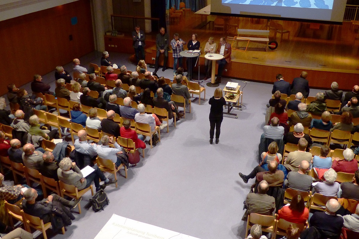 Veranstaltungssaal mit vielen Besuchern