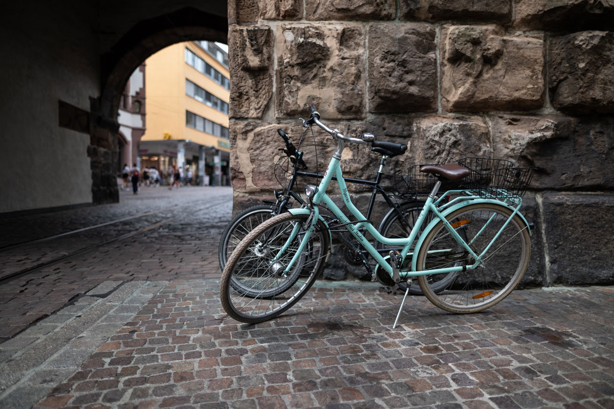 Zwei Fahrräder am Martinstor