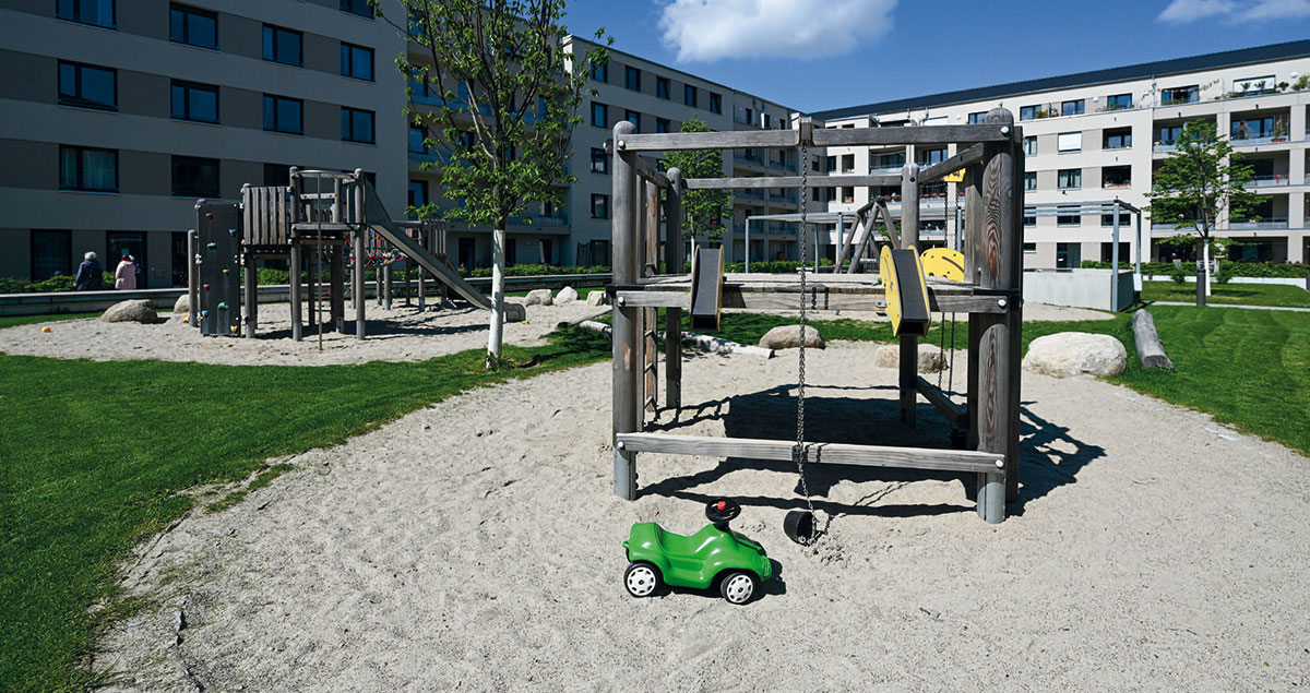 Uni-Carrè im Stadtteil Stühlinger - Bauverein Breisgau eG: Innenentwicklung im Bestand und Mehrfachnutzung: Im Uni-Carrè findet sich eine Blockrandbebauung mit vielfältigem Wohnungs-Mix aus seniorengerechten, Ein-Zimmer- bis zu familiengerechten Fünf-Zimmerwohnungen, Servicewohnen, einer KiTa, Tagespflege/Nachtpflege sowie Gewerbeflächen (u.a. Café-Bäckerei, Mietergärten und Gemeinschaftsgarten).