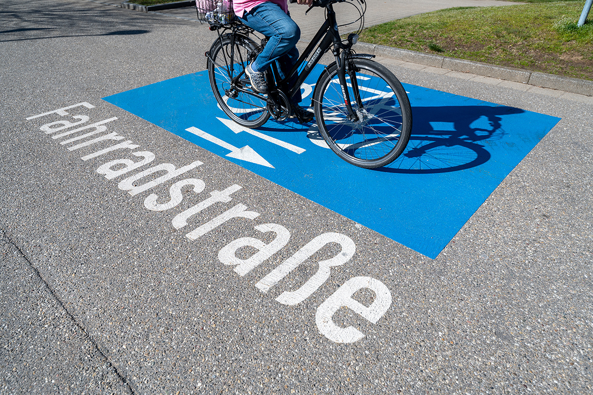 Radlerin auf einer Fahrradstraße