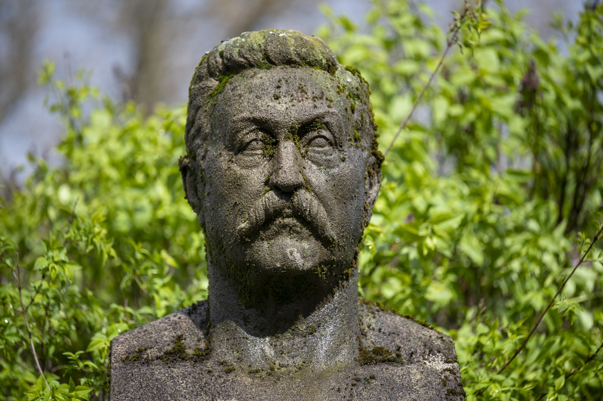 Statue auf dem Ehrengrab von Constantin Fehrenbach.