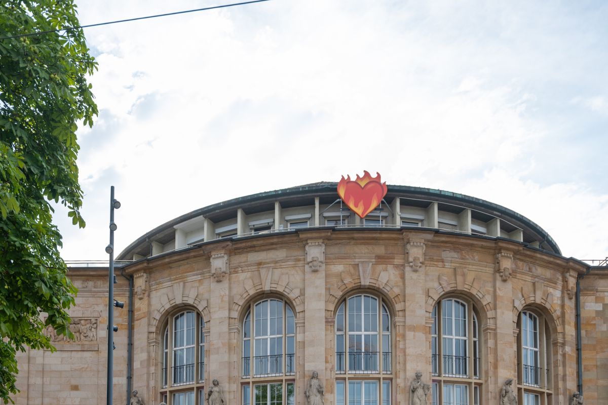Fassade Theater Freiburg mit flammendem Herz