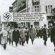 Städtische Beamte, Angestellte und Arbeiter gehen im November 1933 unter Führung des OB zur Wahlurne (Foto: Stadtarchiv)