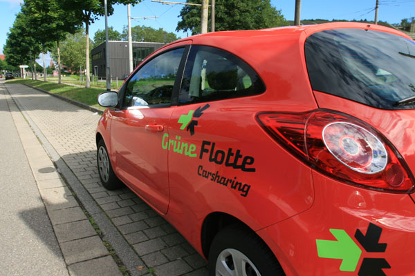 Rotes Auto von car-Sharing-Anbieter