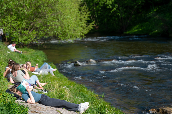 Erholungssuchende am Flussufer