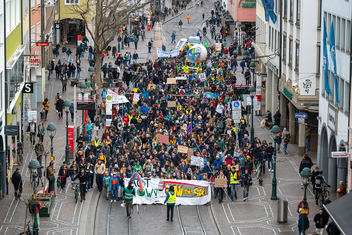 Demonstrierende laufen auf der Kaiser-Joseph-Straße Richtung Martinstor.