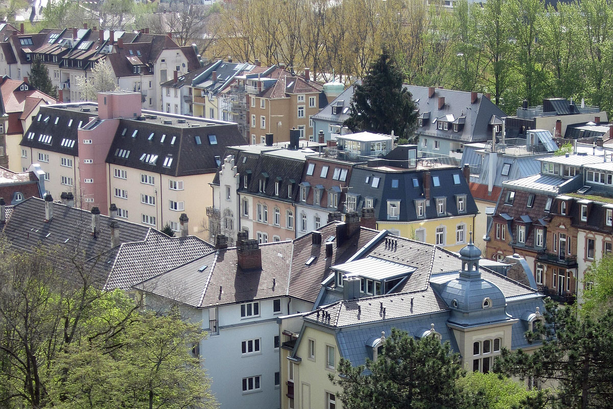 Häuserzeilen mit Dachaufbauten, Gauben, Solar