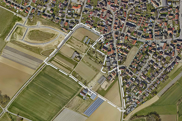 Luftbild mit Bebauung und Feldern mit eingezeichnetem neuem Baugebiet