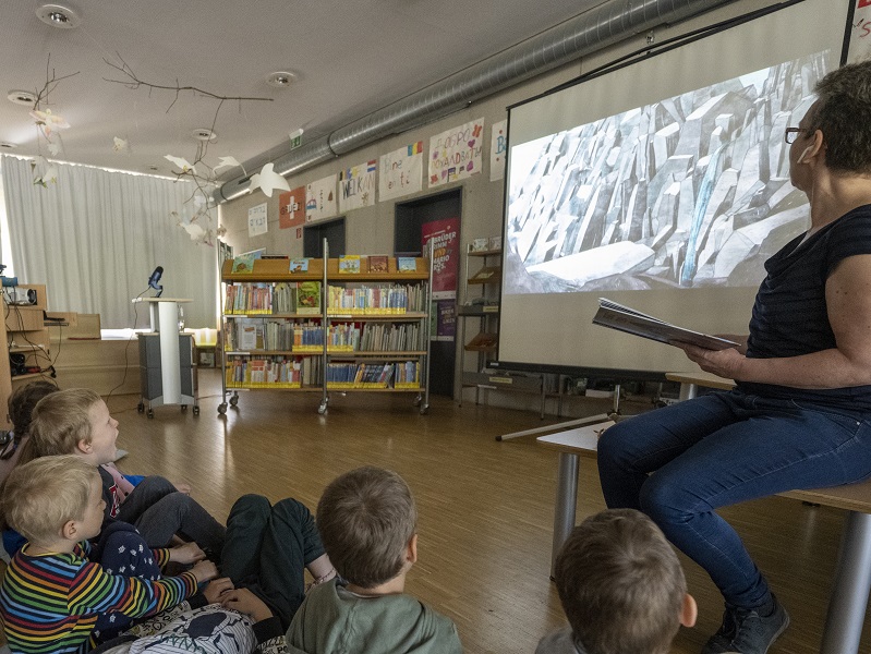 Frau Kuschke-Rösch präsentiert das Bilderbuchkino "Der Berg".