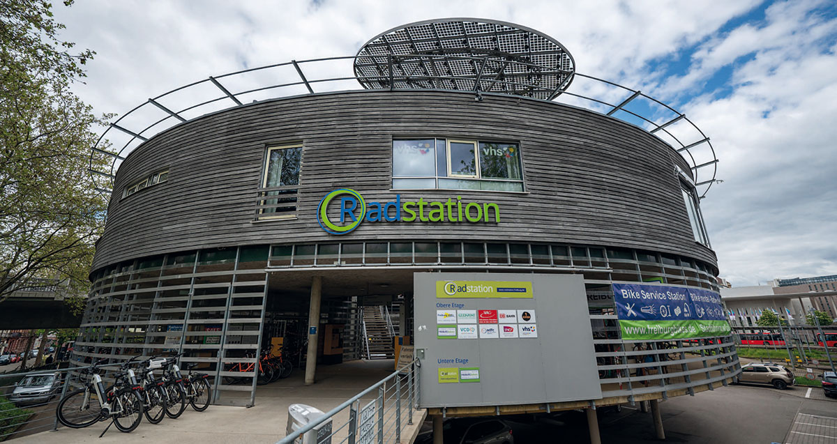Verkehrsumstiegsplatz: Die Radstation an der blauen Brücke dient als Verkehrsumstiegsplatz auf die verschiedenen Verkehrsarten (Bahn/Auto/Rad/Straßenbahn/Fuß).