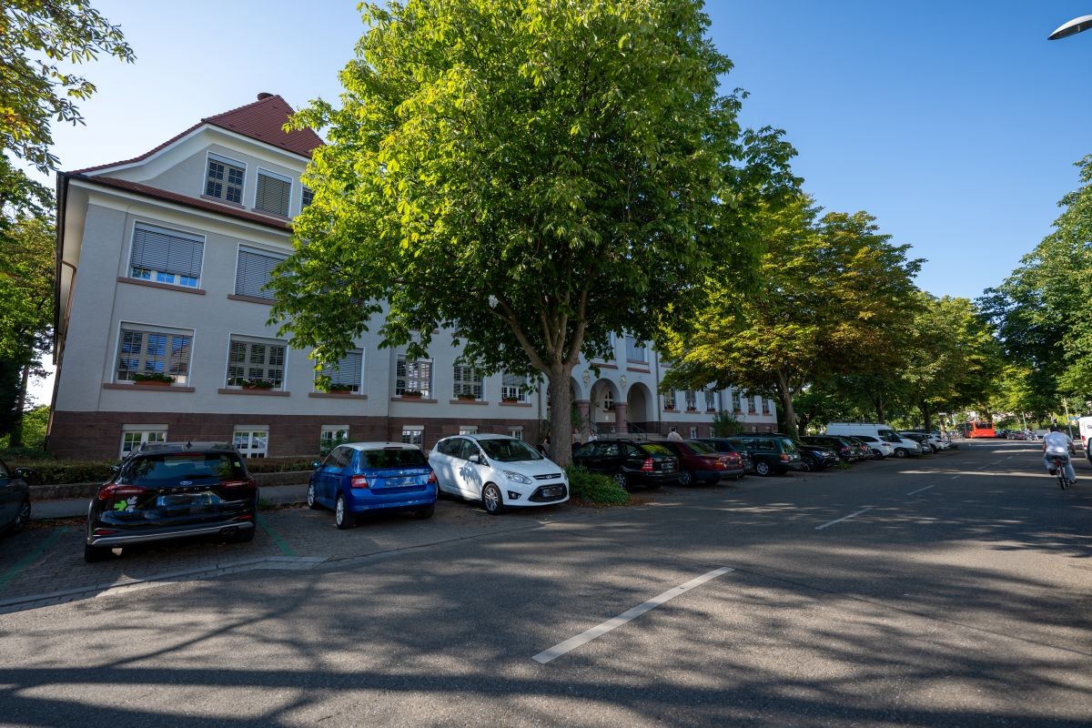 Vor der Pestalozzischule parken Autos.