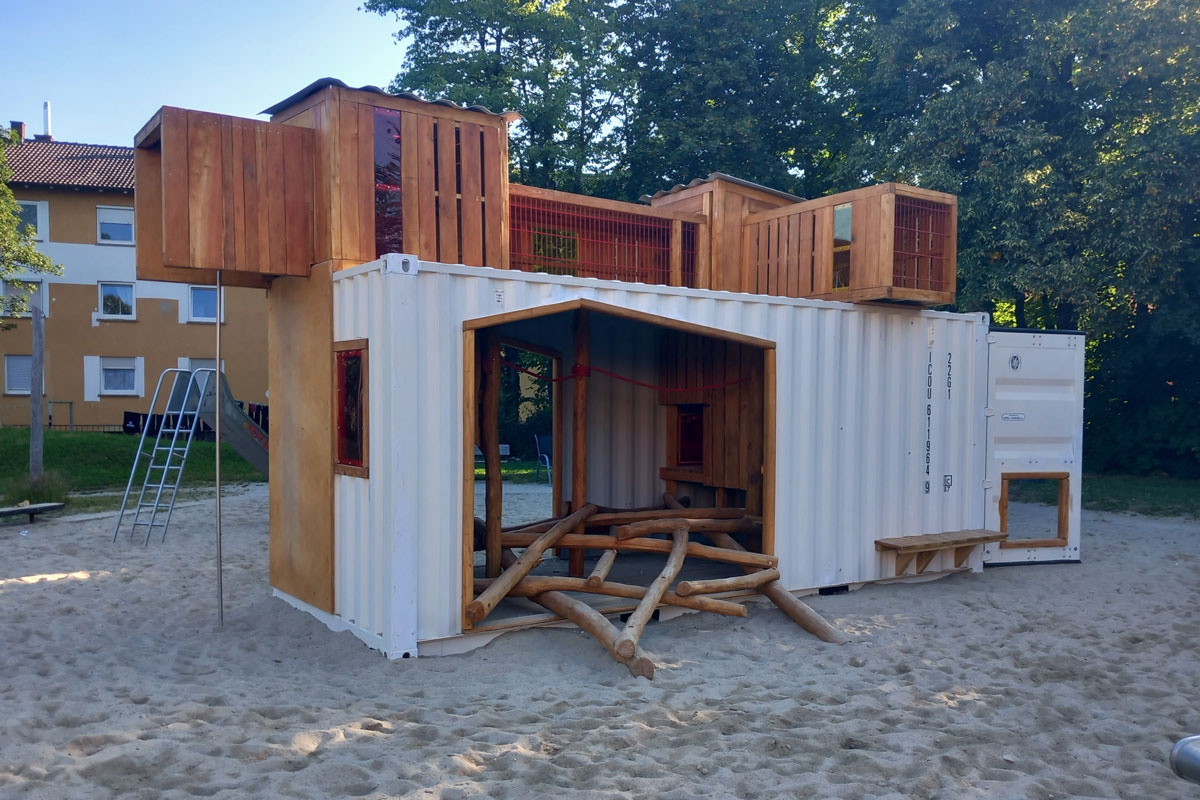 Rückseite des Containers mit Holzelementen