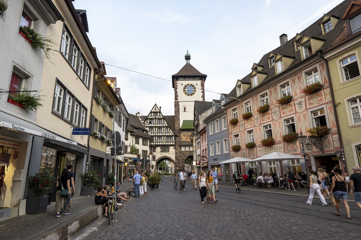 Passanten auf dem Freiburger Münsterplatz, Foto: Stadt Freiburg Passanten auf dem Freiburger Münsterplatz