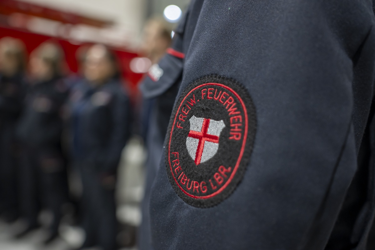 Das Siegel der Freiwilligen Feuerwehr mit dem Wappen der Stadt Freiburg, aufgenäht auf dem Ärmel einer Jacke.