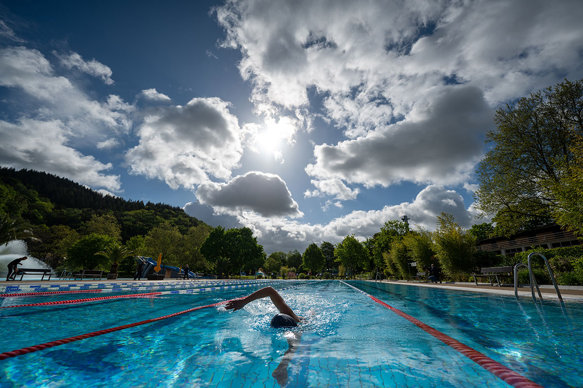 Schwimmer im Strandbad beim Kraulen