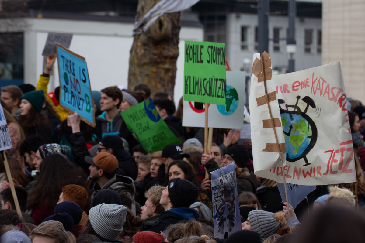 Demonstrant*innen mit Schildern