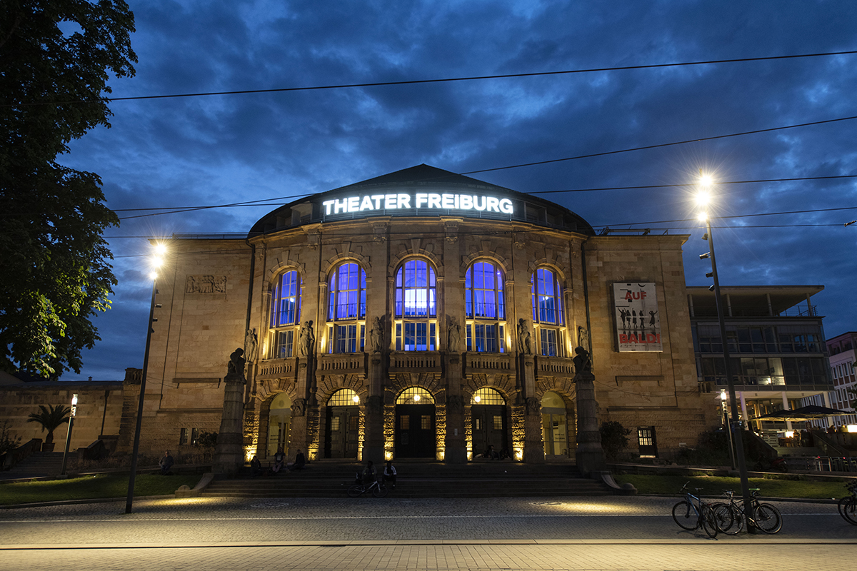 Stadttheater bei Nacht