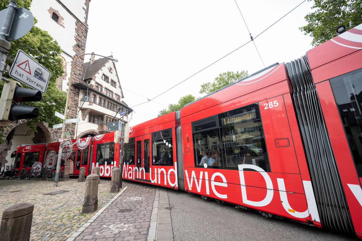 Straßenbahn, die durch das Schwabentor fährt