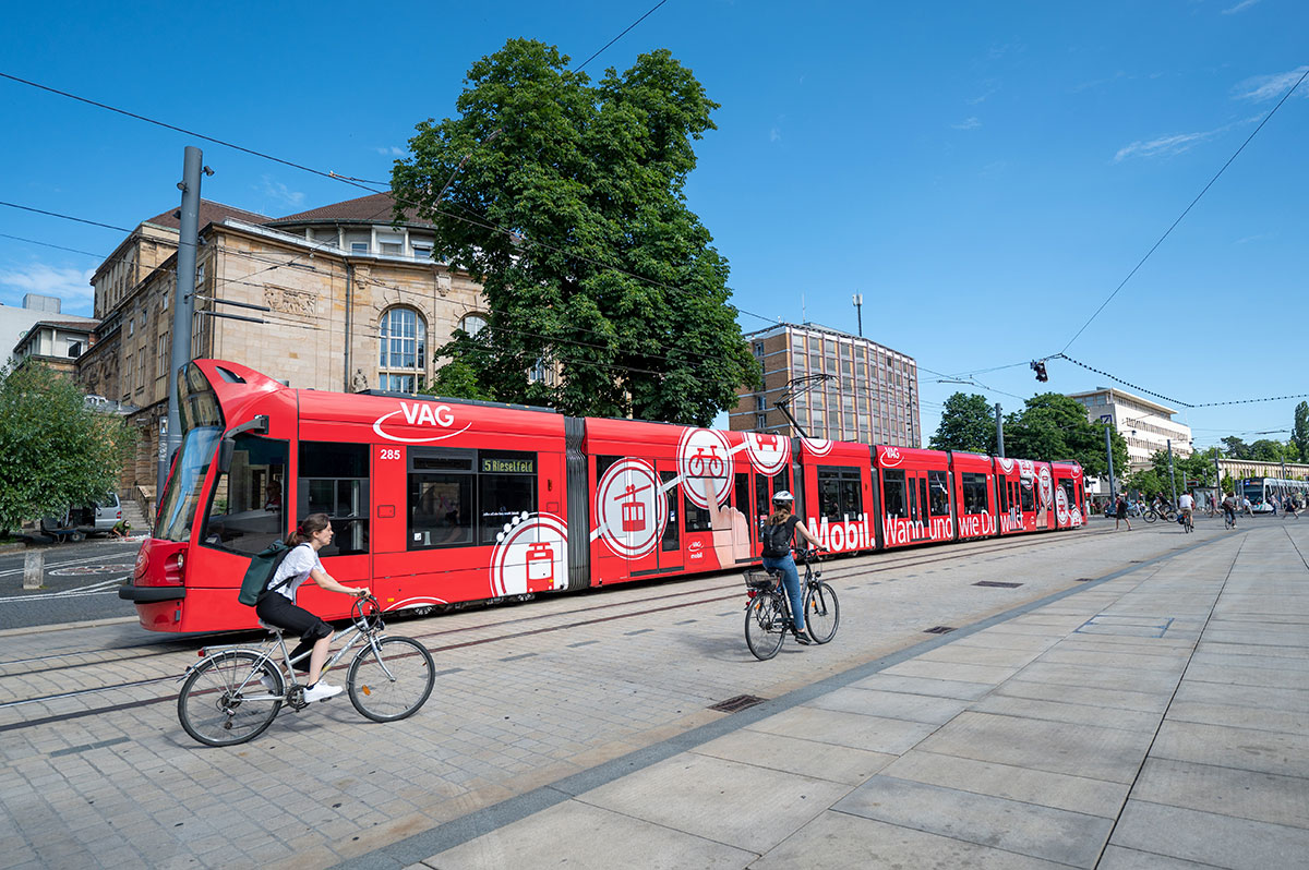 Straßenbahn vor dem Stadttheater
