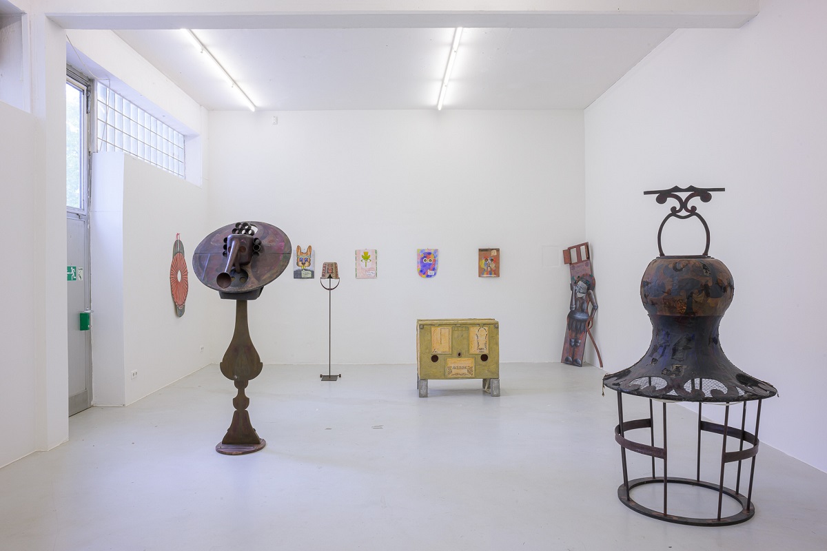 Ausstellungsansicht mit anziehbaren Skulpturen und Masken