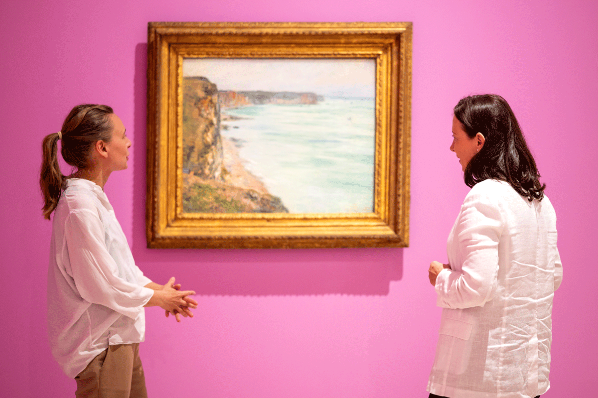 Zwei Frauen stehen vor einem Gemälde